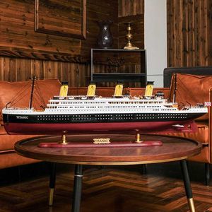 Conjunto de modelos con versión de actualización de luz LED Titanic Cruise Ship Modelo de velero de madera Artesanías creativas Adornos Decoración del hogar Accesorios HKD230706