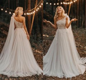 Modest Country Style Bohemian Beach a ligne Robe de mariée robes nuptiales Plemages One épaule Lace Applique Sweep Train Plus taille en tulle