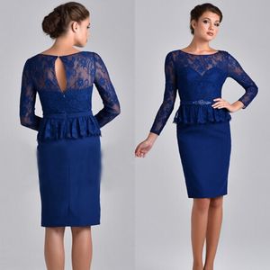 Modesto vestido azul real de talla grande Columna de vaina Hasta la rodilla Vestidos cortos para madre de la novia Cuello de ilusión Manga larga Vestido de faja peplum