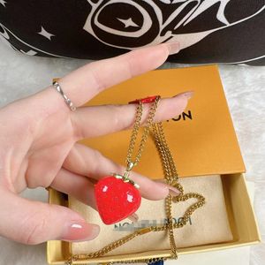 Collier pendentif monogramme fruits fraises mp3278