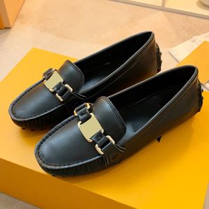 MONTE CARLO MOCCASINS, un mocasín clásico que utiliza uno de los materiales característicos de la marca para hacer la parte superior ligera y suave cosida a mano de mocasines de diseño de piel de becerro granulada.