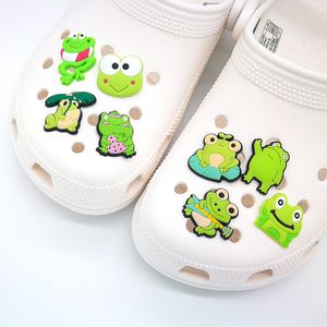 moq 100pcs grenouille série dessin animé croc JIBZ 2D en plastique souple breloques de chaussures ornements chaussures boucles accessoires anime décorations de chaussures pour femmes sandales bracelet cadeaux