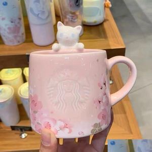 Tazas 350 ml Sakura Cup Tazas de beso de lujo con cuchara Cerámica Parejas casadas Aniversario Sirena Medallón de bronce Regalo Pr Drop Entrega DH4K2