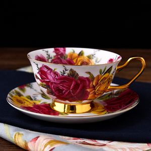 Tazas de té de china Bone China Juego de 6 hermosos Patrón de rosa de flores Cerámica de pie alto Taza Taza Conmemoration Day Regalo 230815