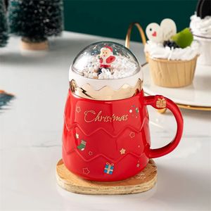 Tazas Tazas navideñas Figuras de Papá Noel Taza de cerámica con tapa de paisaje de bola de nieve Regalo de Navidad creativo Oficina Hogar Taza de café con leche 231120