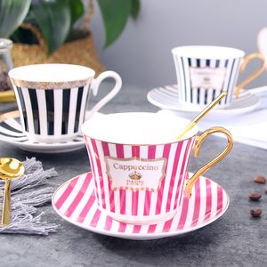 Tasses Concise Stripe Bone China Coffee tasse de tasse de café avec cuillère en or Elegant Ceramic Paris Tea 225 ml en porcelaine de thé