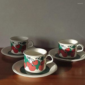 Tazas creative finlandesa de café retro con bandeja europea moderna cereza pintada taza de té topes de porcelana decoración del hogar