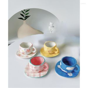 Tasses Creative Flower Pattern Hand Held Ceramic Cup Coffee And Saucer Set Irregular Mug Vintage Pink Tea