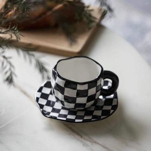 Tasses peintes à la main fleur en céramique damier tasse à café tasse de bureau à domicile avec soucoupe petit déjeuner lait cadeau créatif micro-ondes