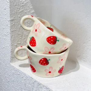 Tasses Ins peint à la main tasse de fraise pince à main en céramique Sakura tasse mignonne petite fleur expresso café lait tasses cadeau pour enfants filles 231124