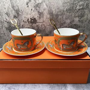 Tazas Topes de té y platillos de lujo Juego de 2 Fine Bone China Café Golden Many Royal Porcelana Party Espresso DH6728