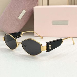 Mui Mui Lunettes de soleil pour femmes Designer Top Quality Fashionable Metal Light Luxury Luxury Vacation Vacation Spicy Girl Cat Eye Cool Female Sunglass Femme