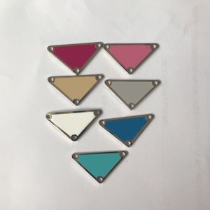 Accesorios de componentes de joyería Diy con triángulo de letras multicolores, accesorios con sello, accesorio de cuero metálico para bolsa, joyería de tela, venta al por mayor
