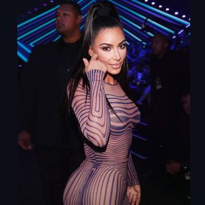 Mysterious Kim Kardashian Sinuous Stripe Print Sexy Dress Sheer Mesh Long Sleeve Back Slit Maxi Bodycon Dress para mujer Vestidos LJ201204