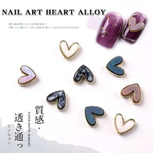 Decoraciones de arte de uñas TSZS 10pcs / lot Aleación de metal con cristales encantos Accesorios de corazón Rhinestones