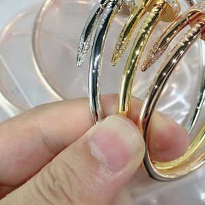 Diamante de uñas Diamante para mujeres Pulsera de brazalete Estándar grosor estándar de oro chapado en oro de 18 k Pulsera de regalo premium con caja