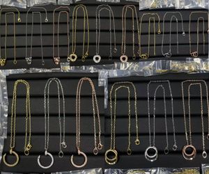 Colgante de uñas Collar de diseñador Marca Carta Collares Joyería Hombres Mujeres 18K Chapado en oro Cadenas de cobre Colgantes de cristal Moda Boda Regalo de cumpleaños
