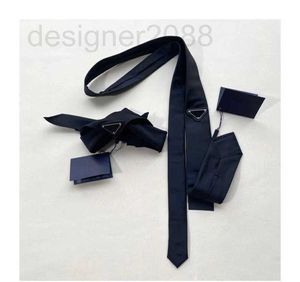 Cravates de cou designer unisexe hommes écharpe classique luxe cravate hommes Bracelet Hip Hop Étoile à cinq branches broderie Triangle insigne en métal Triangulaire AN7M