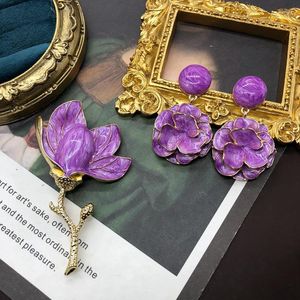 Ensemble collier et boucles d'oreilles, Niche française, émail violet, broche Magnolia peinte, fleurs tridimensionnelles, haut sens du rétro