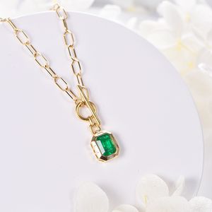 Collier de style européen et américain femmes carré émeraude pendentif plaqué or jaune collier zircon cristal vert collier chaîne bijoux de fête mère cadeau d'anniversaire