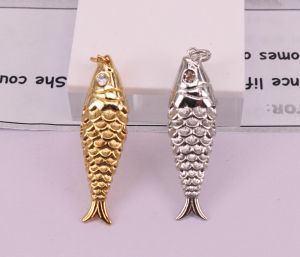 Collares Hot 20pcs 10x36 mm forma de pescado colgante de cobre de circón blanco enchufado, encanto de conector o arete/ collar, joyas
