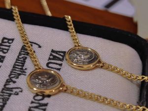 Colliers Importer des bijoux en or jaune massif (au750) femmes petite pièce ancienne Mini Athena Sier si mignon collier pendentif mode dame