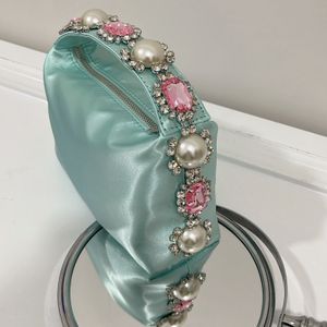 Pochette de soirée en satin rouge net : bijou, cristal, décor de plumes d'autruche en perles, sac à main Summer Showstopper pour femmes noir ruban rose vert