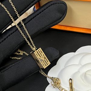 Collar de diseñador Never Fade para mujer, cadena cuboide chapada en oro de 18 quilates, logotipo de marca correcto, sello de acero inoxidable, regalo, regalos de calidad de lujo, familia, amiga, pareja