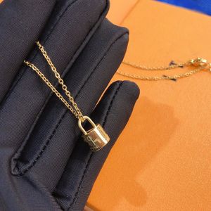 Nunca se desvanece Diseñador de la marca de lujo Colgantes Collares Flor simple Cerradura Chapado en oro Carta de acero inoxidable Gargantilla Collar colgante Cadena Accesorios de joyería