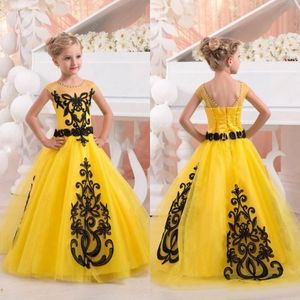 Nuevo 2017 amarillo tul princesa vestidos de niñas de flores para bodas fiesta de cumpleaños barato negro apliques hasta el suelo vestido de niña EN10062