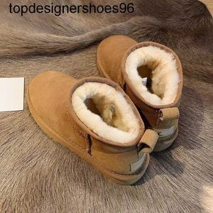 Nouveau 2023 Australie Designer Mini Bottes de neige Hommes Femmes Bottines UGSS Marque de mode Botte d'hiver Australie éraflures chaussures de laine en peau de mouton fourrure pour hommes Bottes Tasman