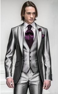 Nueva llegada Slim Fit Silver Gray Satin Groom Tuxedos Best Man Peak Lapel Padrinos de boda Hombres Trajes de boda Novio (Chaqueta + Pantalones + Corbata + Chaleco) H804