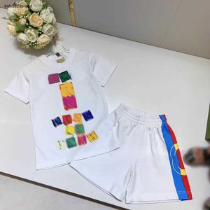 Nouveaux vêtements pour bébés Conception de grille colorée Enfants Ensemble deux pièces à manches courtes Survêtements pour filles Taille 100-160 CM T-shirt et short pour garçons d'été 24Mar