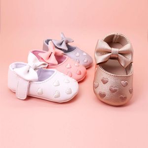 Nuevos zapatos para bebés Butterfly Heart Trade Foreign Edition coreano Coreano zapatos para bebés zapatos para caminar estilo princesa cómoda sola suave zapatos para niños al por mayor