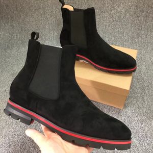 Nuevos hombres negros Botas Chelsea Flock Remache Cuadrado Parte inferior con letras rojas Tacones planos Botín con punta redonda Gamuza negra Cuero genuino Remaches de boda Vestido Pisos Zapatillas de deporte