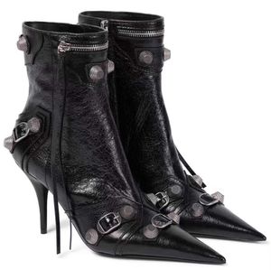 Nuevas botas negras puntiagudas de tacón alto Hebilla de metal decoración zapatos de mujer motocicleta borla Cremallera de cuero diseñador de lujo moda bota desnuda moda Moda alta