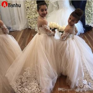 ¡NUEVO! Elegante vestido de bola blanca vestido de niña vestidos de cuello escarpado niños vestidos de novia pakistani lindo encaje manga larga manga larga niñas Pago vestidos DWJ0207