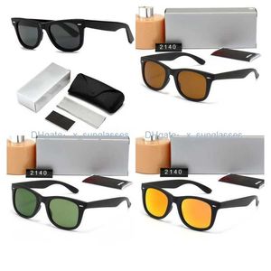 Nouvelle marque classique Wayfarer Luxury Square Sunglasses Men Femmes Femmes Cadre d'acétate avec verrures Ray Lenses de soleil pour Male