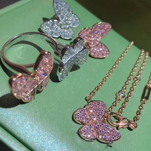 Nouveau collier Collier Bijoux de créateurs deux papillons Pendentif pour les femmes Diamant Pink Sterling Sildetines Mothers Engagement Bijoux Mariage Cadeau en gros