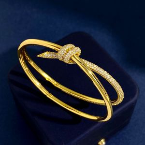 Nuevo diseño brazalete pulsera nudo cuerda diamantes llenos colgante encanto damas lujosa cruz anudada diamante nudo mujer cadena pulseras diseñador joyería regalo