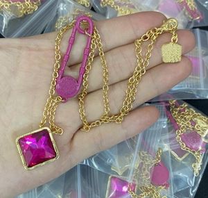 Nuevo diseño Pink Pin Collares Ear Studs Pendiente Medusa Head Portrait Pattern Pendant Womens Jewelry Sets Banshee 18K chapado en oro Designer Jewelry CYVN -32