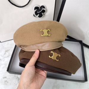 Nuevo diseñador Boinas 4 colores para mujer Cartas de moda de lujo Sombreros de lana Marca Sombrero de cachemira Gorra Señora Sombrero formal Sombrero de boina cálido Gorros para todas las estaciones