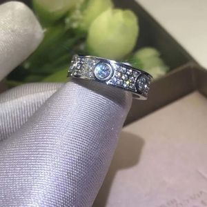 Nuevo anillo de diseño Anillo de plata de titanio con diamantes completos Anillo de amor Anillo de oro rosa Anillos para hombres y mujeres Joyería para parejas Regalos Regalos de Navidad