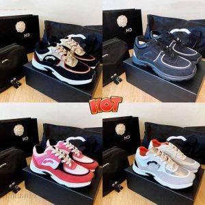 Chaussures de canal Designer Luxury Femmes décontractés Chaussures de course extérieures Sneakers réfléchissants Vintage en cuir en cuir et hommes Derma mode