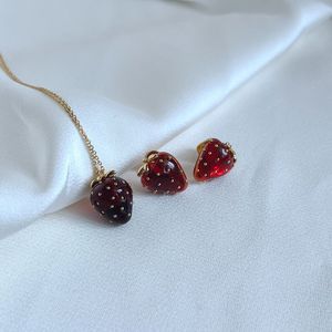 Nouvelle mode Collier de luxe Simple Boucles d'oreilles bijoux Sweet mignon vent semi-transparent résine fruit fraise Sailormoon Earnail Choker Colliers soeurs