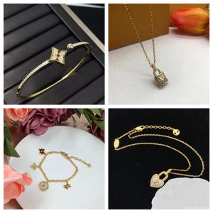 Nouveau haut tendance vente chaude de haute qualité Designer collier en or délicat Design classique femmes Bracelet ensembles coeur serrure amour pendentif bijoux en or cadeau pour les femmes