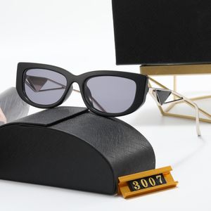 Nuevas gafas de sol de moda para mujer Diseñador Triángulo clásico Templos decorativos Damas de oro Conducir al aire libre UV400 Gafas ornamentales recetadas