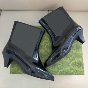 Nueva moda para mujer Botas de lluvia Diseñador Goma Zapato impermeable Botines Negro Blanco Media bota Parte superior clásica con caja 510