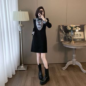 Nuevo estilo chino de la industria pesada para mujeres en otoño e invierno de 2023, nueva sensación de alta gama, temperamento súper hermoso, pequeño vestido negro con terciopelo añadido