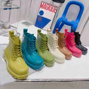 Nuevas botas de tobillo de gelatina para mujer, botas mona con cordones, botas de lluvia de moda resistentes al desgaste, zapatos de suela gruesa de tacón bajo de diseñador de lujo